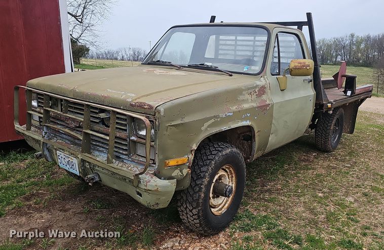 image for item EJ6226 1984 Chevrolet D30 bale bed pickup truck
