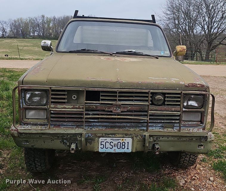image for item EJ6226 1984 Chevrolet D30 bale bed pickup truck