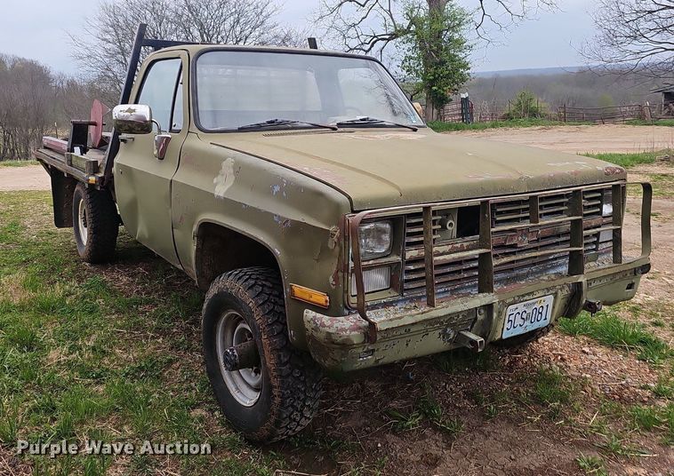 image for item EJ6226 1984 Chevrolet D30 bale bed pickup truck