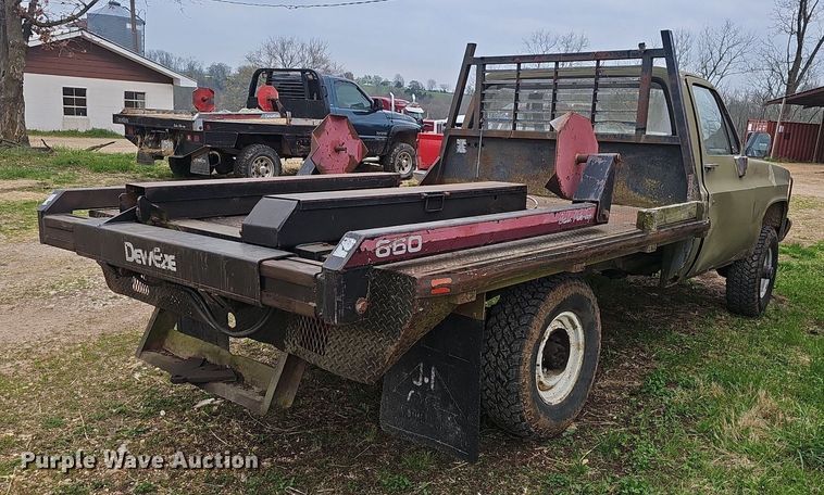 image for item EJ6226 1984 Chevrolet D30 bale bed pickup truck