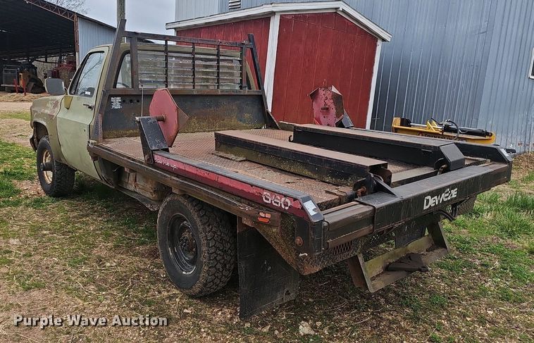 image for item EJ6226 1984 Chevrolet D30 bale bed pickup truck