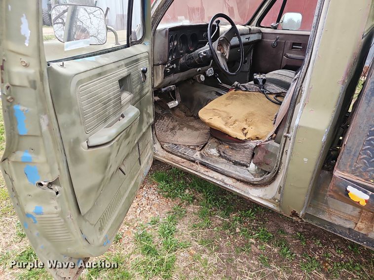 image for item EJ6226 1984 Chevrolet D30 bale bed pickup truck