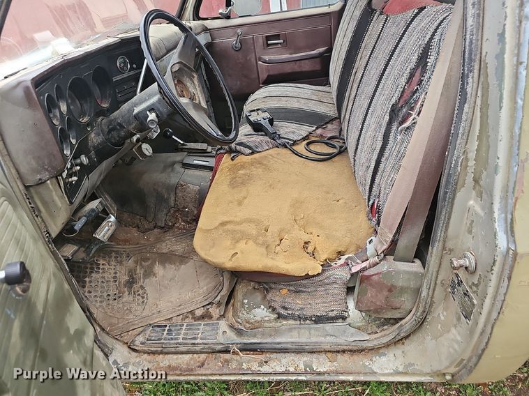 image for item EJ6226 1984 Chevrolet D30 bale bed pickup truck
