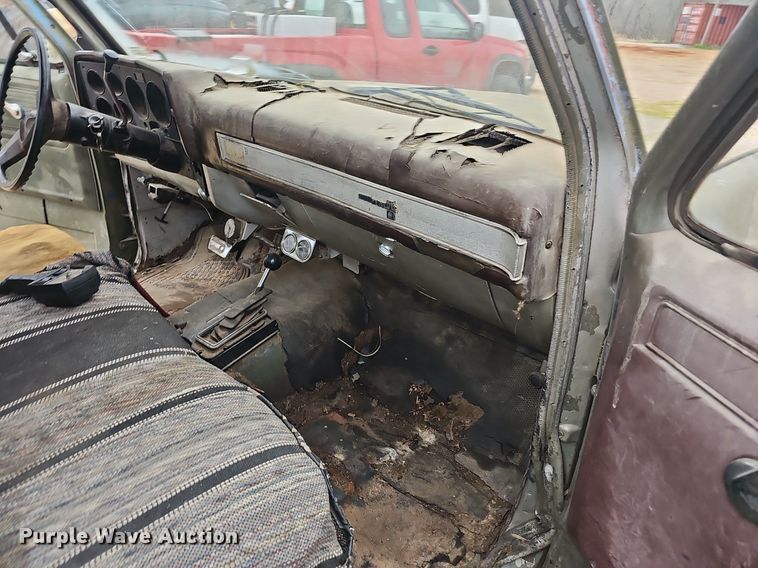 image for item EJ6226 1984 Chevrolet D30 bale bed pickup truck