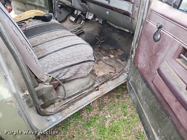 image for item EJ6226 1984 Chevrolet D30 bale bed pickup truck