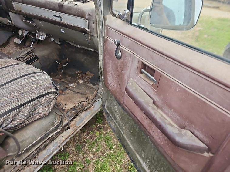 image for item EJ6226 1984 Chevrolet D30 bale bed pickup truck