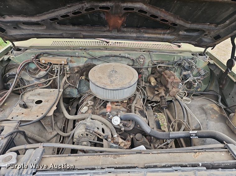 image for item EJ6226 1984 Chevrolet D30 bale bed pickup truck