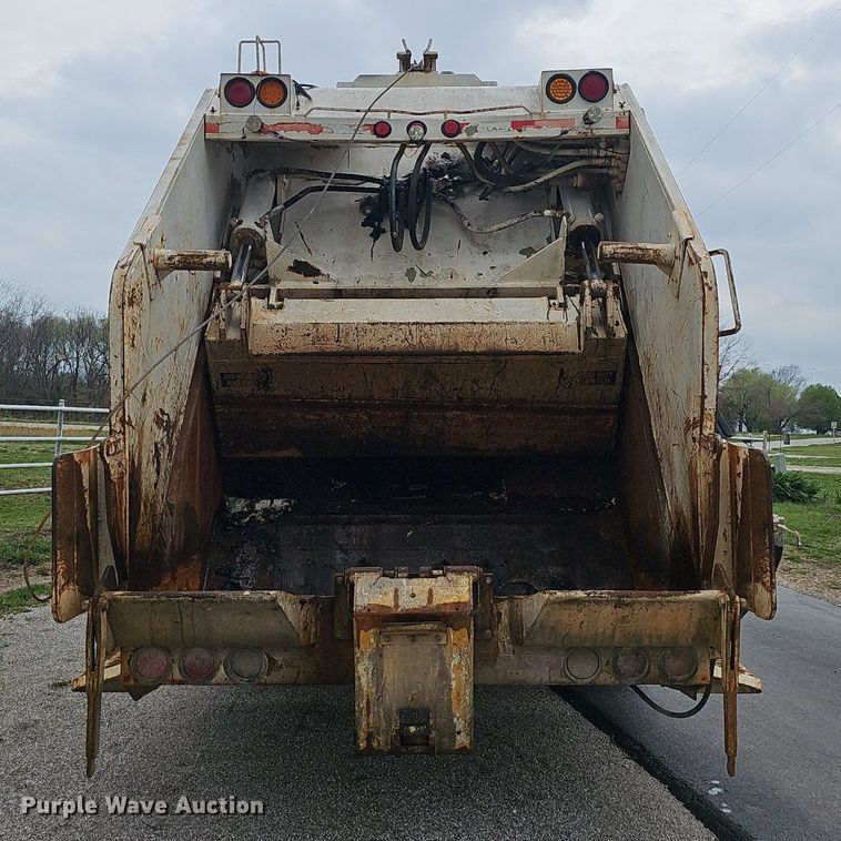 image for item EJ6227 1995 International 4900 refuse truck