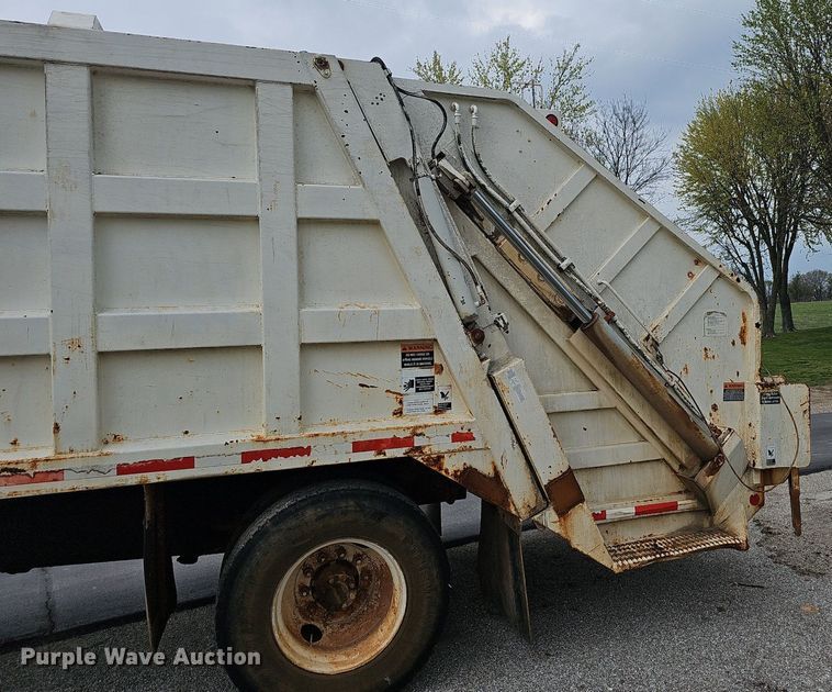 image for item EJ6227 1995 International 4900 refuse truck