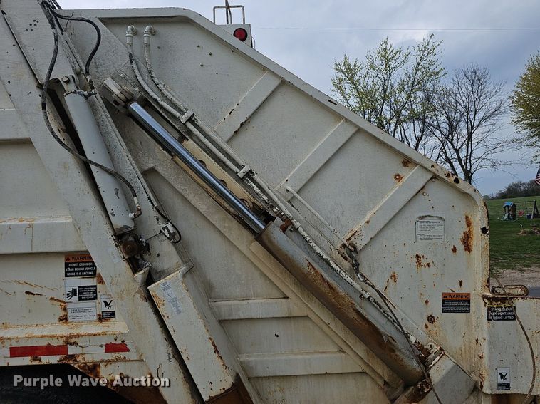 image for item EJ6227 1995 International 4900 refuse truck