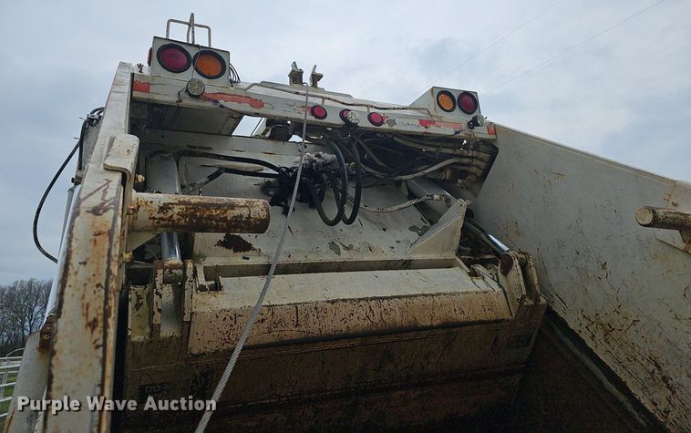 image for item EJ6227 1995 International 4900 refuse truck