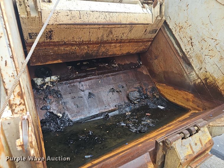 image for item EJ6227 1995 International 4900 refuse truck