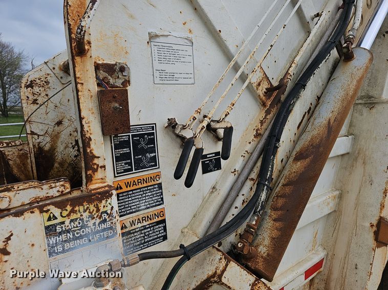 image for item EJ6227 1995 International 4900 refuse truck