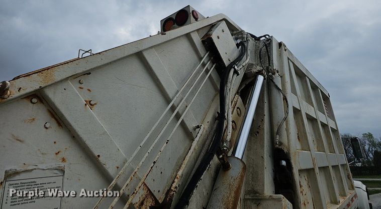 image for item EJ6227 1995 International 4900 refuse truck