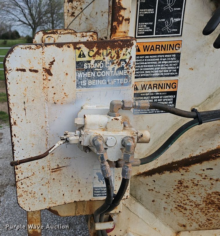 image for item EJ6227 1995 International 4900 refuse truck