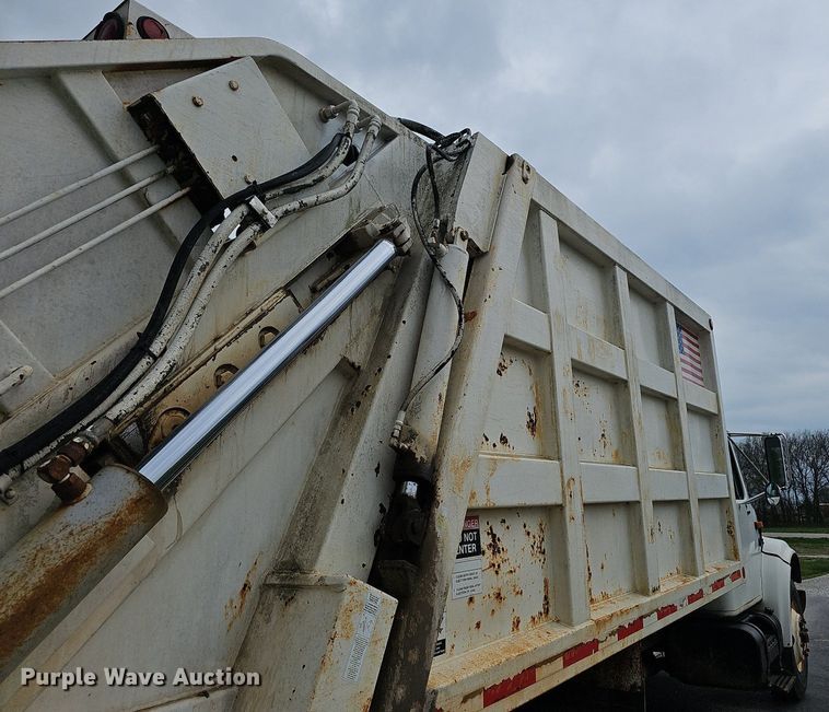 image for item EJ6227 1995 International 4900 refuse truck