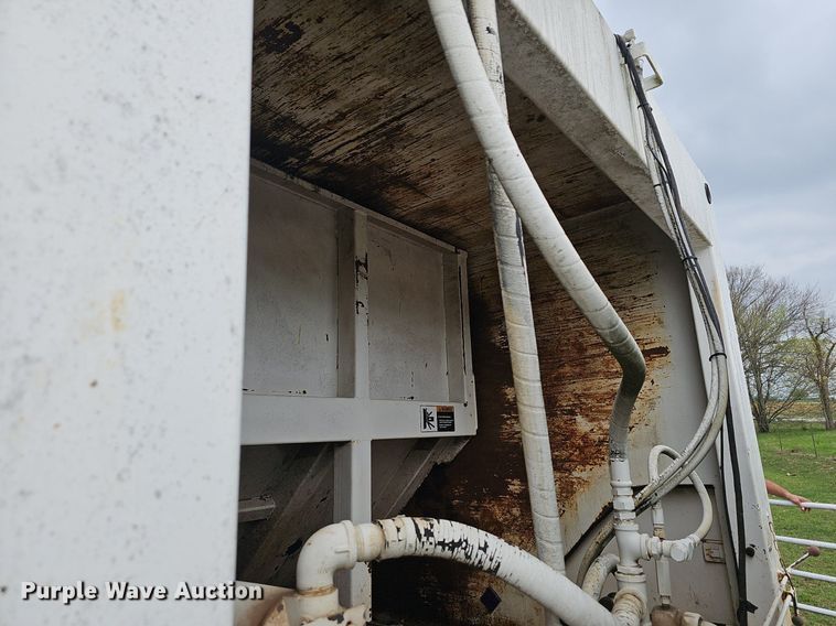 image for item EJ6227 1995 International 4900 refuse truck