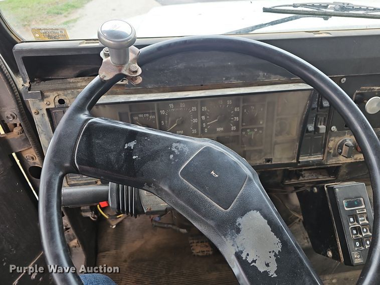 image for item EJ6227 1995 International 4900 refuse truck