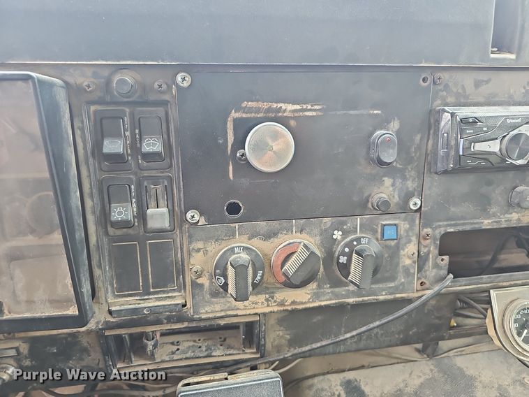 image for item EJ6227 1995 International 4900 refuse truck