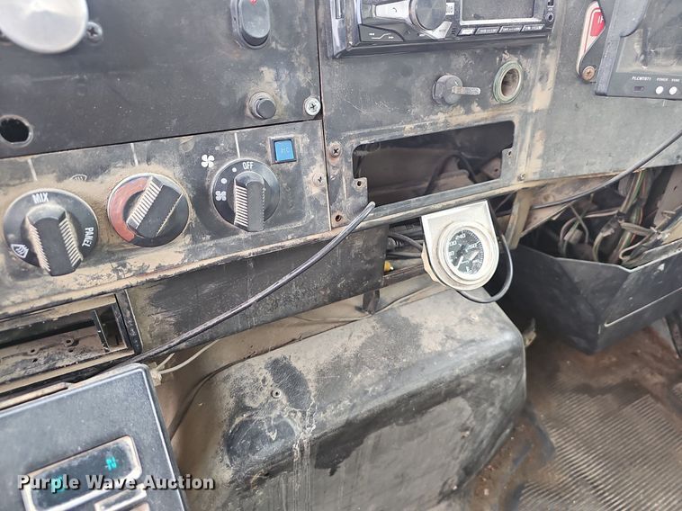 image for item EJ6227 1995 International 4900 refuse truck