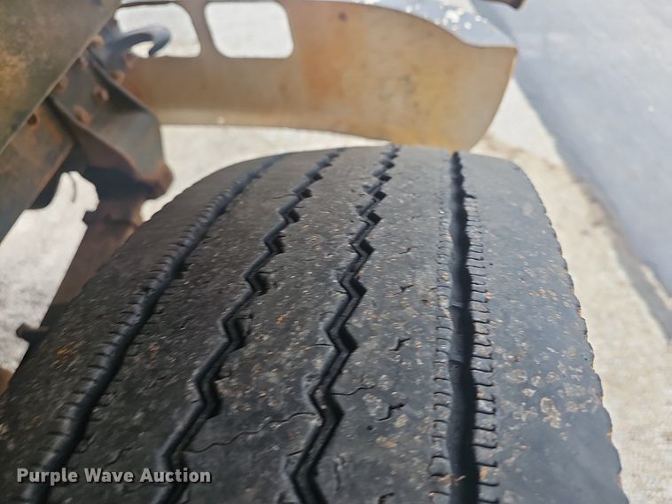 image for item EJ6227 1995 International 4900 refuse truck