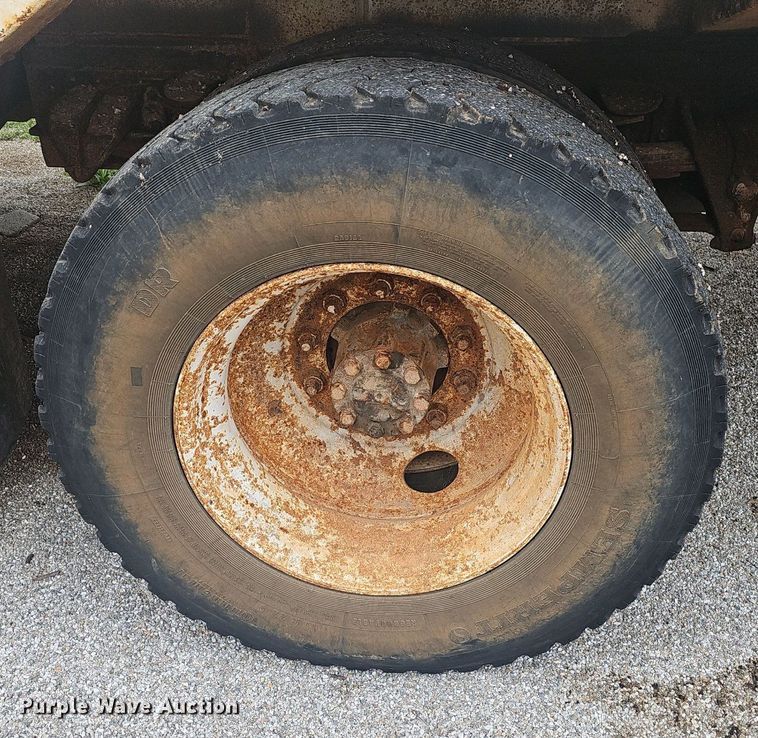 image for item EJ6227 1995 International 4900 refuse truck