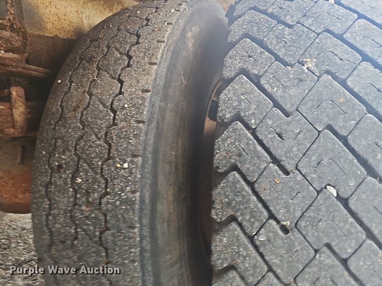 image for item EJ6227 1995 International 4900 refuse truck