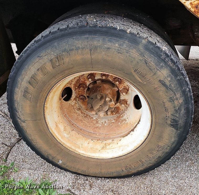 image for item EJ6227 1995 International 4900 refuse truck