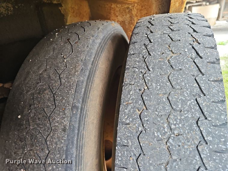 image for item EJ6227 1995 International 4900 refuse truck