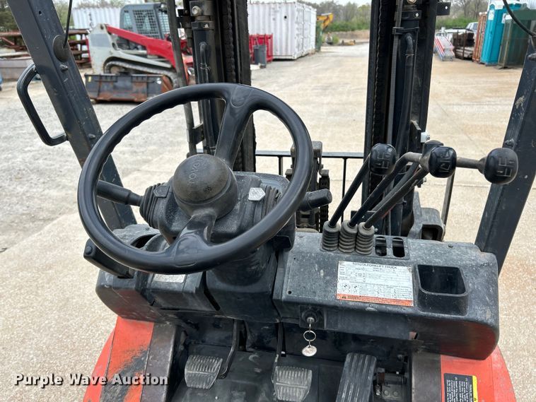 image for item EK4432 2005 Toyota  7FGU25 forklift