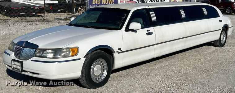 image for item EK4456 2000 Lincoln  Town Car Executive Series limousine 