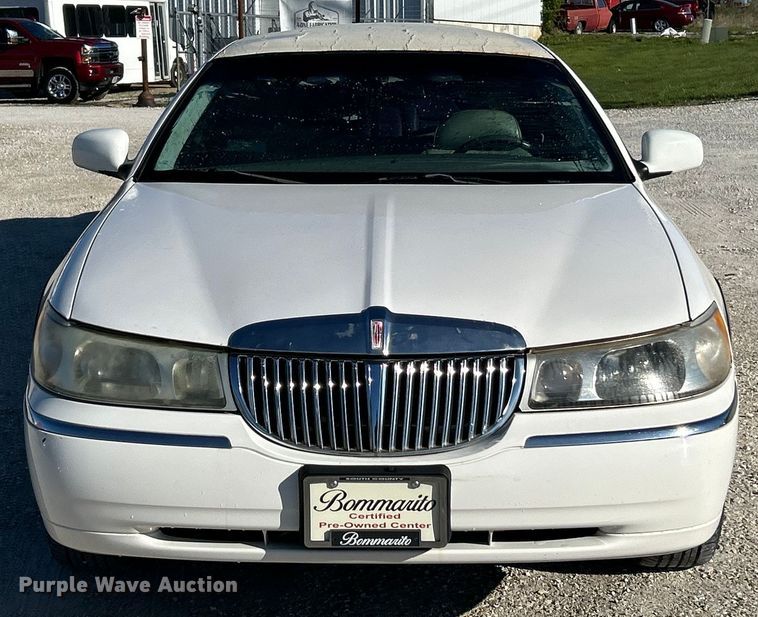 image for item EK4456 2000 Lincoln  Town Car Executive Series limousine 