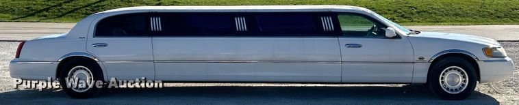 image for item EK4456 2000 Lincoln  Town Car Executive Series limousine 