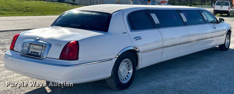 image for item EK4456 2000 Lincoln  Town Car Executive Series limousine 