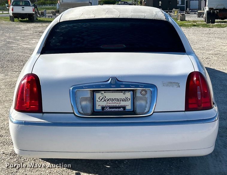image for item EK4456 2000 Lincoln  Town Car Executive Series limousine 