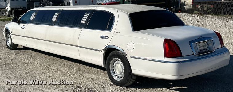 image for item EK4456 2000 Lincoln  Town Car Executive Series limousine 