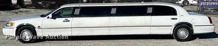 image for item EK4456 2000 Lincoln  Town Car Executive Series limousine 