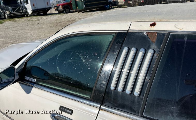 image for item EK4456 2000 Lincoln  Town Car Executive Series limousine 