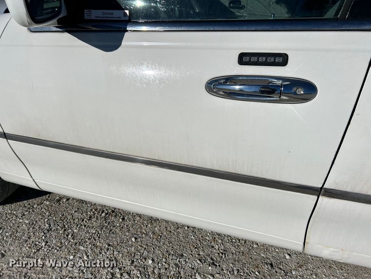 image for item EK4456 2000 Lincoln  Town Car Executive Series limousine 