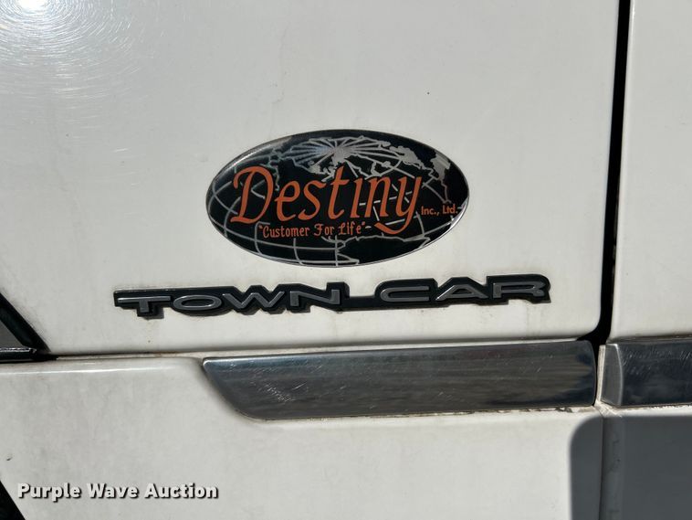 image for item EK4456 2000 Lincoln  Town Car Executive Series limousine 