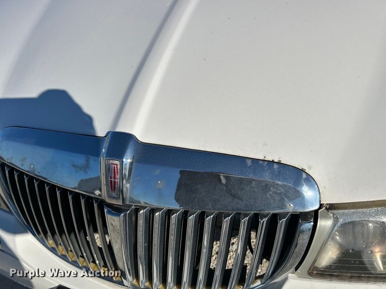 image for item EK4456 2000 Lincoln  Town Car Executive Series limousine 