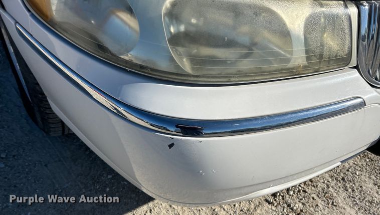 image for item EK4456 2000 Lincoln  Town Car Executive Series limousine 