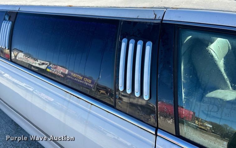 image for item EK4456 2000 Lincoln  Town Car Executive Series limousine 