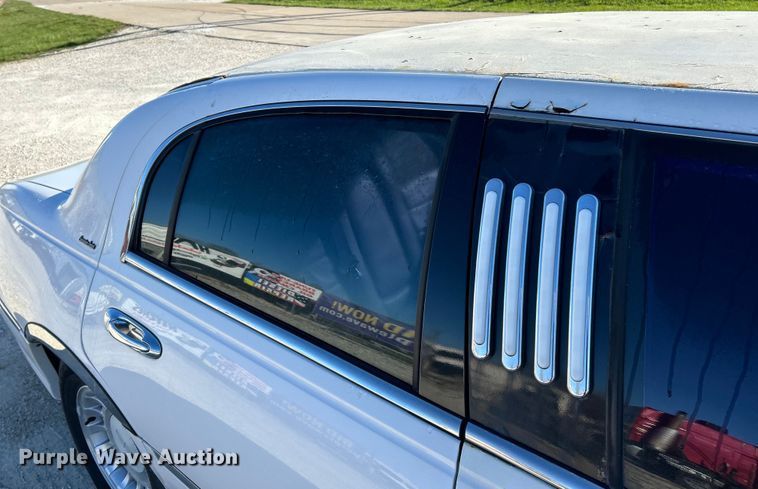 image for item EK4456 2000 Lincoln  Town Car Executive Series limousine 