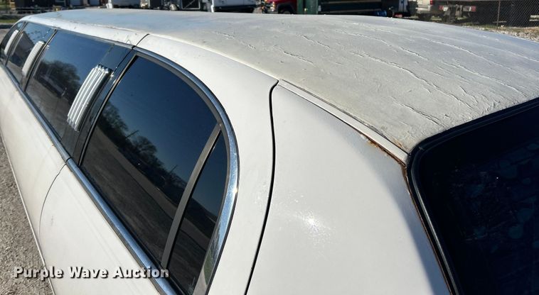 image for item EK4456 2000 Lincoln  Town Car Executive Series limousine 