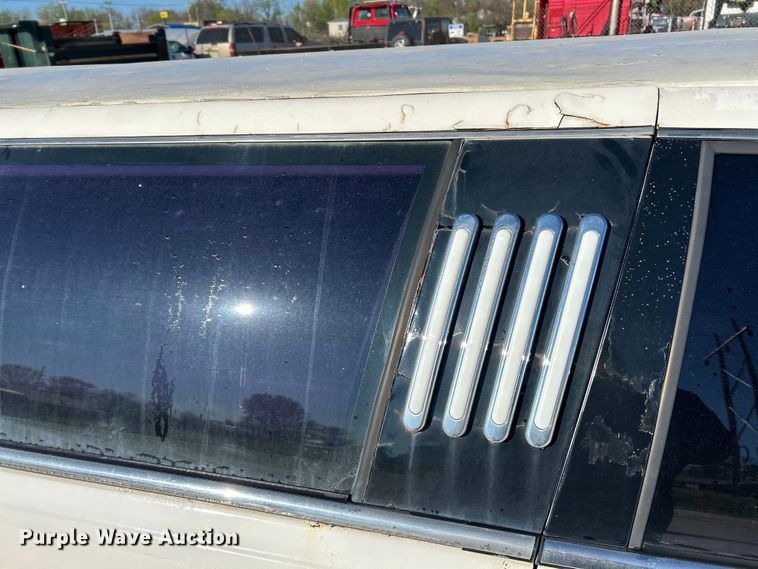 image for item EK4456 2000 Lincoln  Town Car Executive Series limousine 