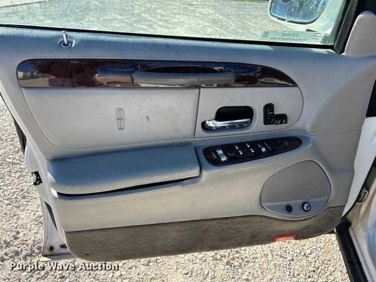 image for item EK4456 2000 Lincoln  Town Car Executive Series limousine 