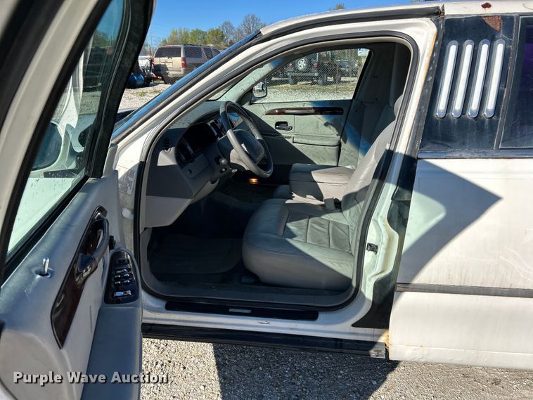 image for item EK4456 2000 Lincoln  Town Car Executive Series limousine 