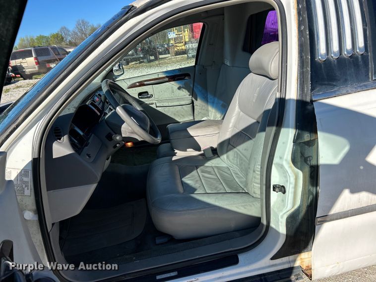 image for item EK4456 2000 Lincoln  Town Car Executive Series limousine 