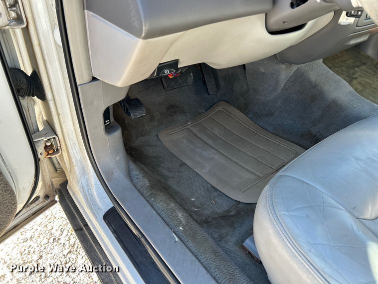 image for item EK4456 2000 Lincoln  Town Car Executive Series limousine 